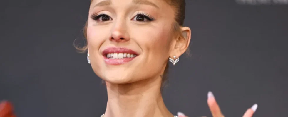 Ariana Grande signing fans pictures at the BAFTA’s – and everyone is saying the same sad thing