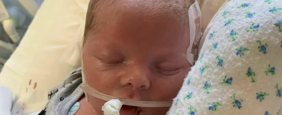 Parents say goodbye to their newborn as life support is switched off, then he starts breathing immediately
