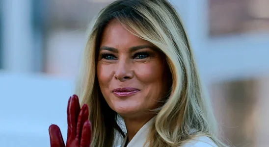 Melania trump’s entrance with the Christmas tree, dressed in ”a bathrobe” and ”rubber gloves” has gone viral